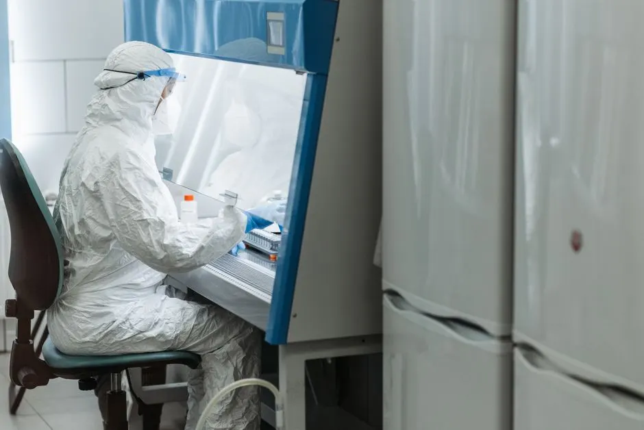 Découverte surprenante : une bactérie mangeuse de PFAS !