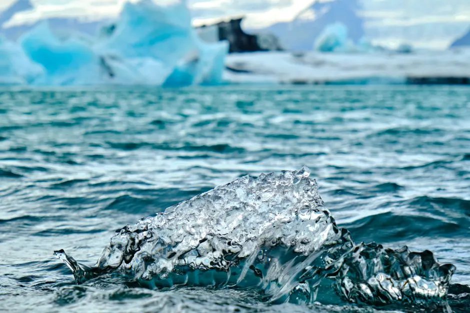Fonte du Groenland : les vagues cachées en cause ?