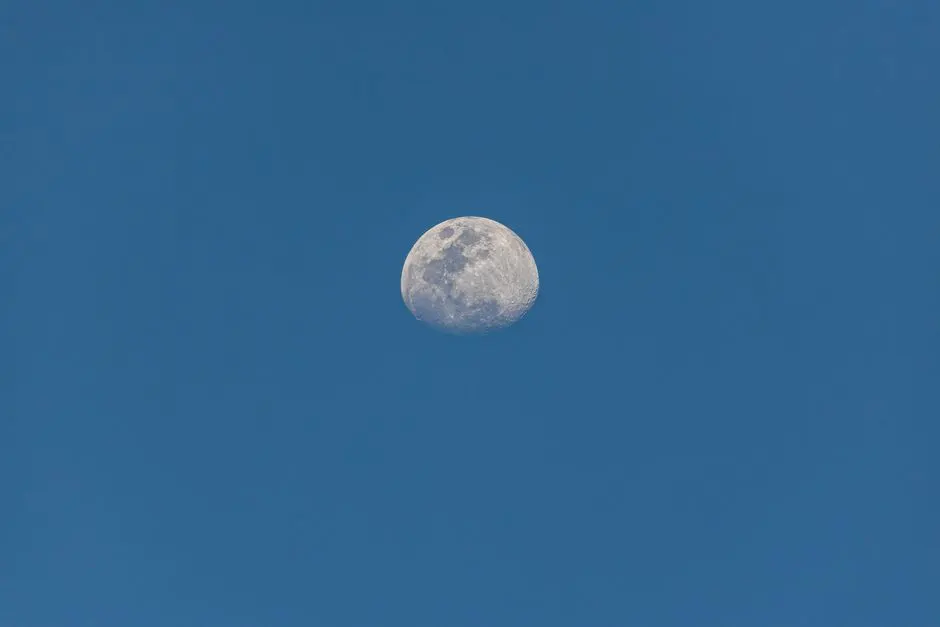 Lune s'éloigne Terre