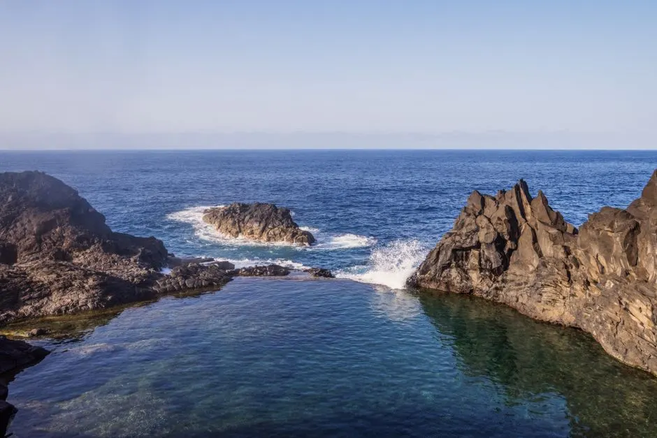 Pourquoi la Terre pèle ses continents par en dessous ?