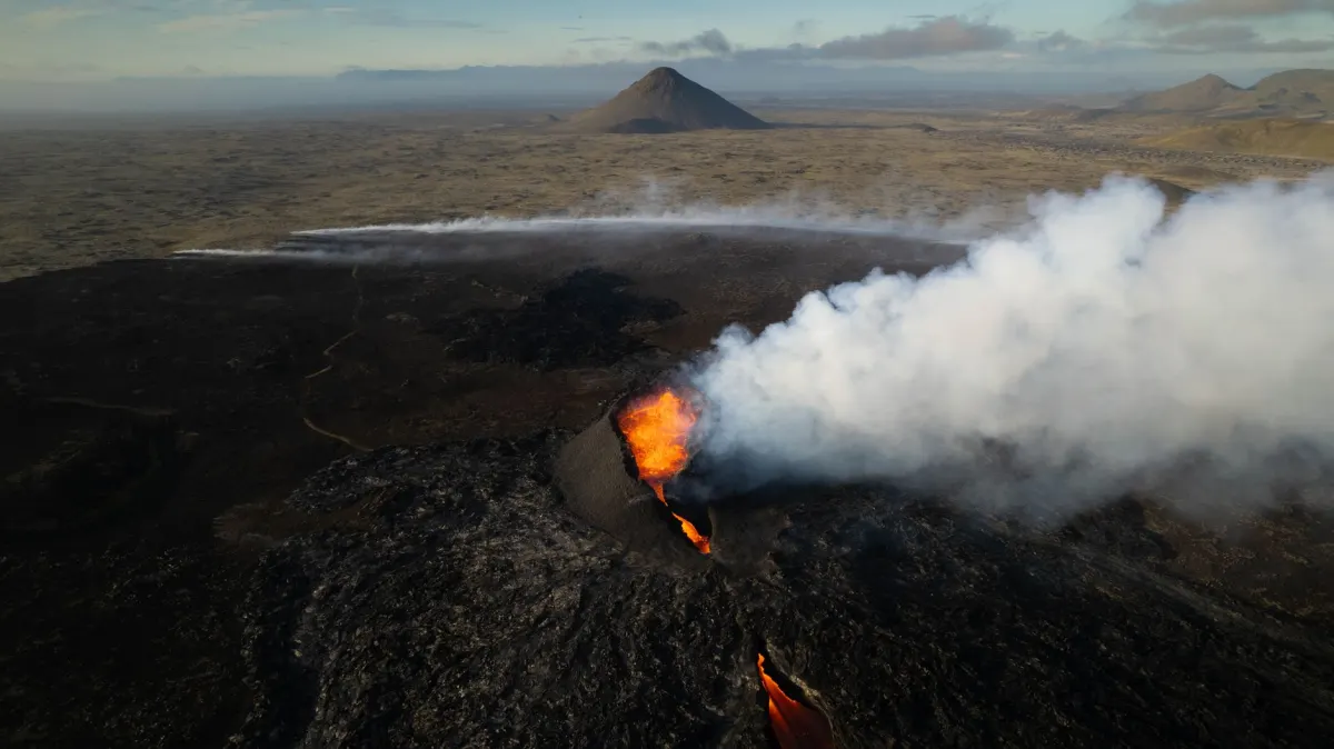 Volcans actifs en France : liste, risques et surveillance en 2026